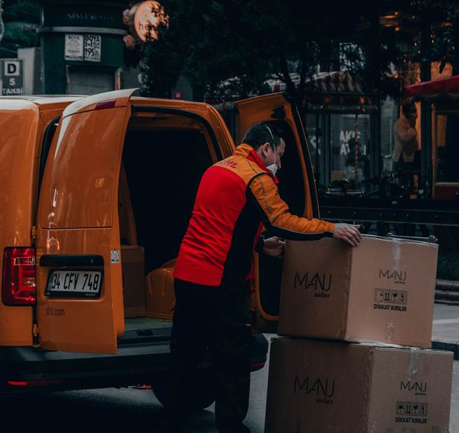 民眾习惯线上消费，造成物流人员需求增加。（图/取自Unsplash）