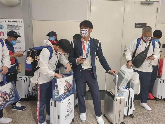 「柔道男神」杨勇纬等18名代表团成员及工作人员下机后，将由专人引导进行检疫、通关作业。(陈麒全/摄)