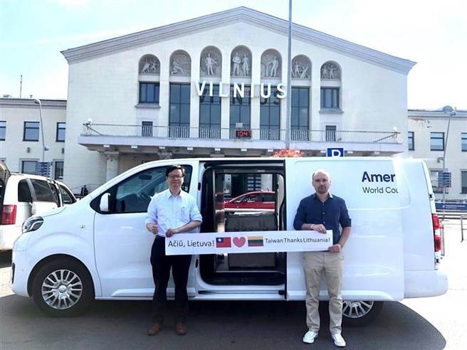 我駐拉脫維亞代表處代表黃鈞耀今天上午與立陶宛國會友台小組主席Matas Maldeikis，在立陶宛維爾紐斯機場，於疫苗送交機場倉儲，準備安排啟運前合影。（取自駐拉脫維亞代表處）