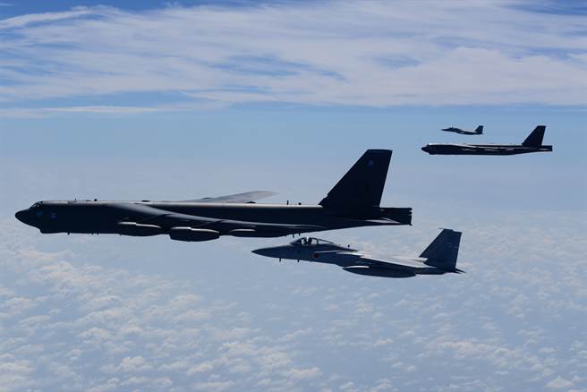 作者认为，由于美日无法保证能够侦测、阻断、拒止并击败大陆针对美国与日本基地的第一击，故有必要最大限度的提高美日报復打击能力，以确保吓阻的可信度。图为美日同盟图为美军B-52与日F-15联合演训。(图/DVIDS)