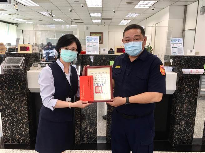 新冠肺炎警戒期间，民眾宅在家防疫，也成了诈骗集团囊中物，高市新兴分局在6、7月共拦阻16件诈骗案，挡下民眾受骗452万元，其中金融机构警觉提高，火速通报警方到场成了反诈关键；分局长戴台捷(右)28日特地到邮局、行库，向佛心的行员表达感谢，并致赠礼券和感谢状。(刘宥廷摄)