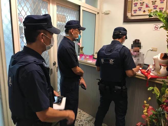 昨天降级首日，台南市警方针对刚解封的美容美体业、按摩业及民俗调理业等，安排临检稽查勤务。（读者提供／张毓翎台南传真）