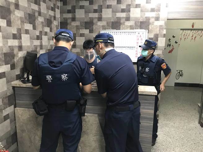 昨天降级首日，台南市警方针对刚解封的美容美体业、按摩业及民俗调理业等，安排临检稽查勤务。（读者提供／张毓翎台南传真）