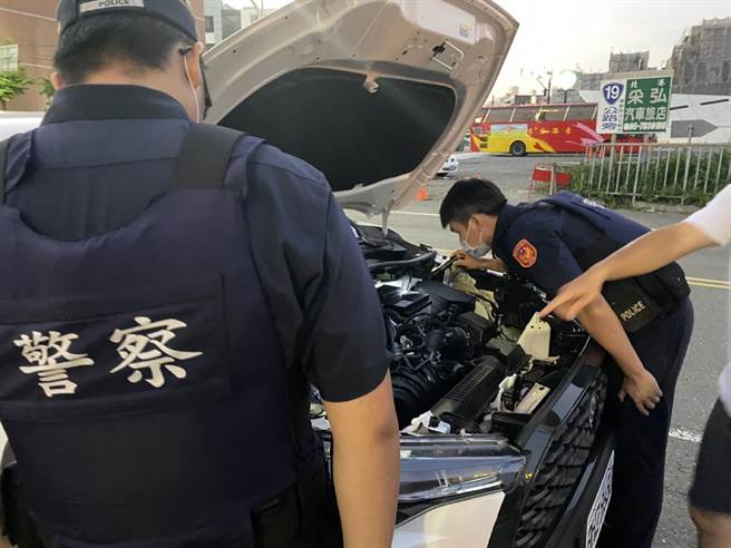 车内传来「异音」，云林县北港镇杨姓女子报警救了喵喵1命。（北港警分局提供／张朝欣云林传真）