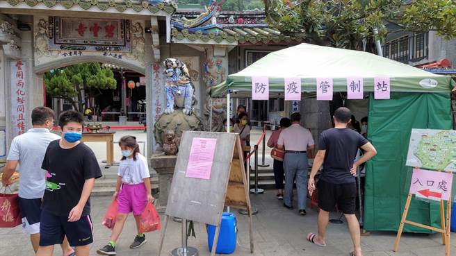 台南市白河区关子岭火山碧云寺在入口处设管制站，以发放号码牌方式控管容留人数在50人以内。（陈一平提供／张毓翎台南传真）
