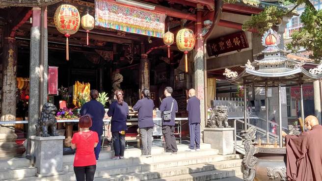 碧云寺设单一出、入口，实施人流总量管制，入寺含天公庙、三宝殿总人数上限为50人。（陈一平提供／张毓翎台南传真）