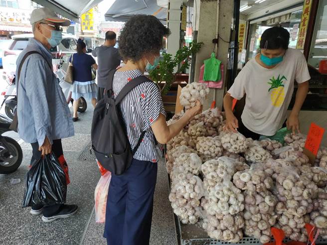 云林县蒜头价格平稳，天热吃蒜开胃增加免疫力热销。（张朝欣摄）