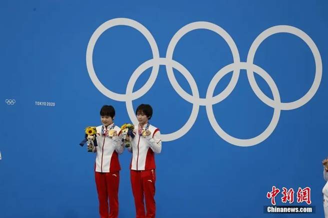 大陆代表张家齐（左）27日和搭檔陈芋汐（右）在东奥女子双人10公尺跳水夺冠。（中新社）