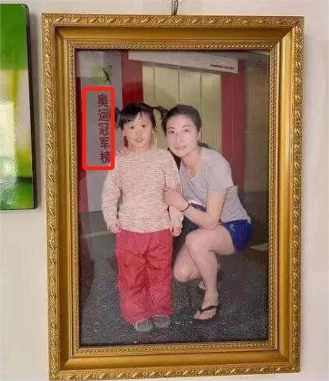 夺下跳水金牌的张家齐5岁时就曾与大陆「跳水皇后」郭晶晶合影。（翻摄微博）