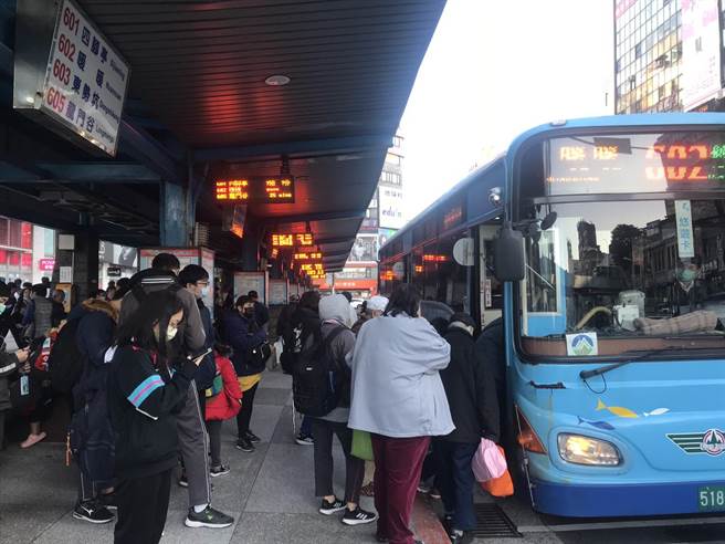 基隆市公车司机薪资收入大幅缩减三分之一，由于不符合中央纾困补助资格，导致生活陷入困顿。（陈彩玲摄）