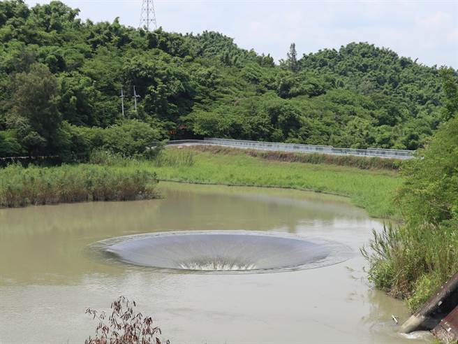 近期水情稳定，台南市东山区知名景点「西口小瑞士」水流奔腾的景象再现。（张毓翎摄）