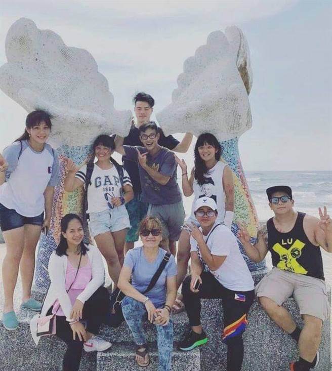 菲律宾奥运首金狄亚士（前排右二，戴白帽）曾2度到高雄鼓山高中训练。（鼓山高中提供）