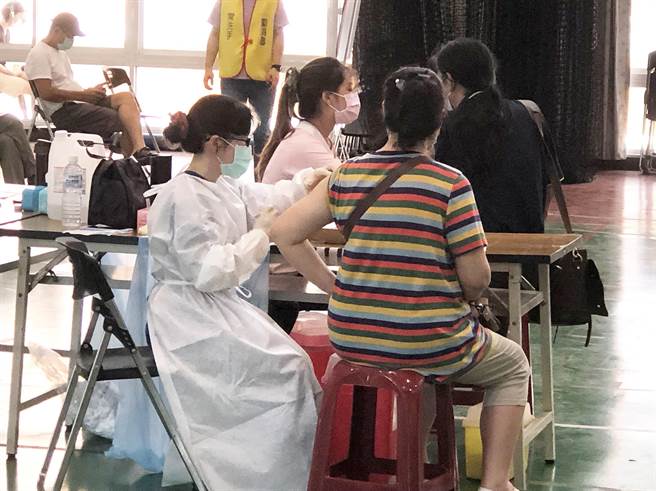 台中市政府规划市议员暨公费助理及议会行政人员等共671人，29日在西屯区3处快打站施打疫苗。（陈世宗摄）