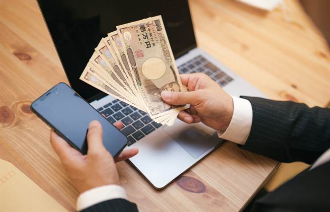 疫情过后将开始提振受衝击的经济，中央政府正研拟相关事项，但桃园市议会已率先表决通过普发市民现金5000元。（示意图/取自pakutaso）