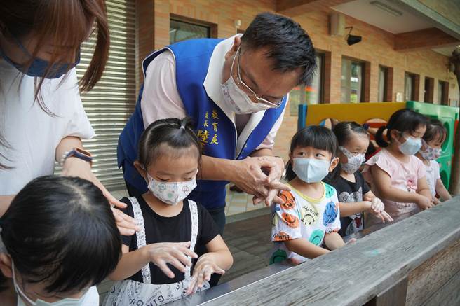 二级警戒，全台幼儿园有条件开放，南投有59所幼儿园復课，南投县教育处长陆正威28日前往长爱幼儿园视察防疫情况，还和小朋友们一起，练习洗手。（黄国峰摄）