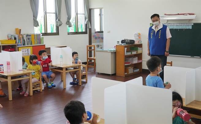 二级警戒，全台幼儿园有条件开放，南投有59所幼儿园復课，南投县教育处长陆正威28日前往长爱幼儿园视察防疫情况。（黄国峰摄）