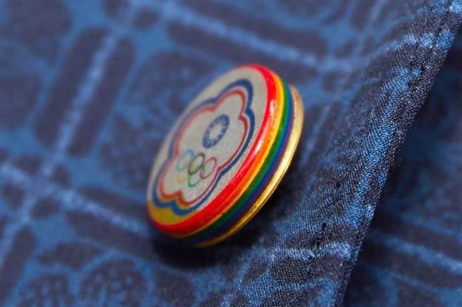 东奥中华队进场服装上的小小漆艺扣，可有大学问，是承传70多年漆器工艺的中市「光山行」所打造。（赖信佑提供／陈淑芬台中传真）