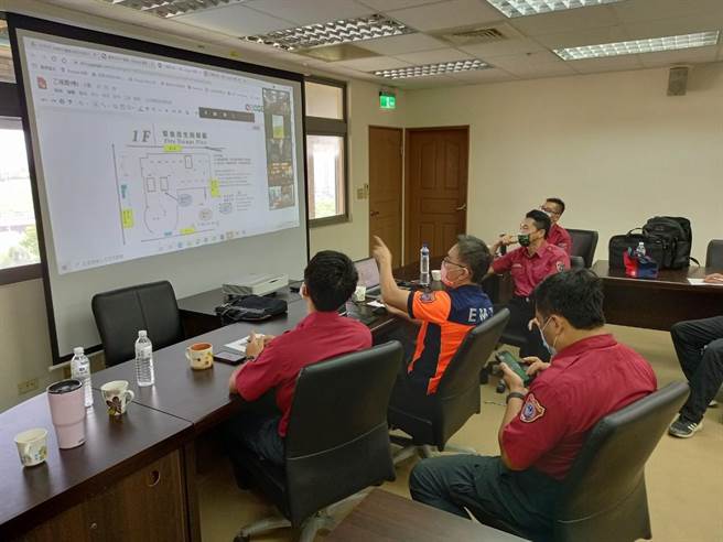 台南市政府消防局第四救灾救护大队特别针对辖区防疫旅馆，首创线上消防抢救兵棋推演。（读者提供／刘秀芬台南传真）