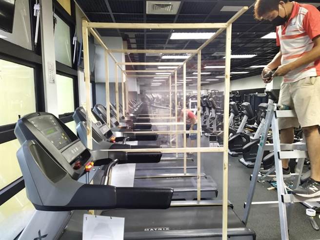为了保障运动民眾的安全，竹光国民运动中心在每个跑步机旁设置透明隔板。（竹光运动中心提供／邱立雅竹市传真）