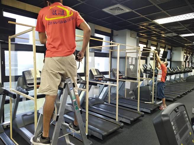 竹光国民运动中心参考韩国健身房作法，请专人设计制作透明隔板，让民眾运动时更安心。（竹光运动中心提供／邱立雅竹市传真）