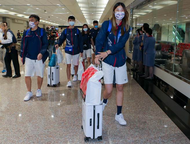 東京奧運台灣柔道、跆拳道代表團28日下午搭機返國，獲得銀牌的「柔道男神」楊勇緯，以及拿下銅牌的「新國民女友」羅嘉翎，成為全場焦點。羅嘉翎下機後想喝台灣手搖飲加珍珠。（陳麒全攝）