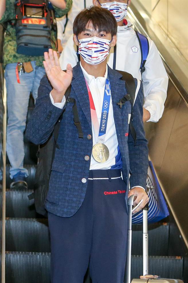 東京奧運台灣柔道、跆拳道代表團28日下午搭機返國，獲得銀牌的「柔道男神」楊勇緯，以及拿下銅牌的「新國民女友」羅嘉翎，成為全場焦點。楊勇緯則說「雖然有些遺憾，所以才會讓我更想要下一次的金牌。」（陳麒全攝）
