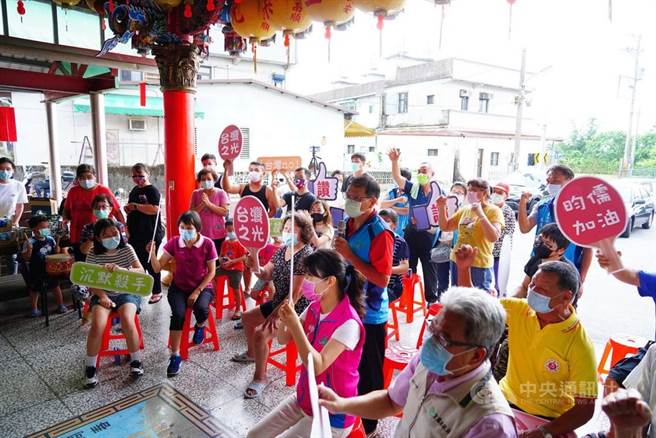 台湾桌球好手林昀儒28日在东京奥运桌球男单赛中晋级4强。捷报传出后，林昀儒宜兰老家乡亲欢呼庆祝。（中央社）