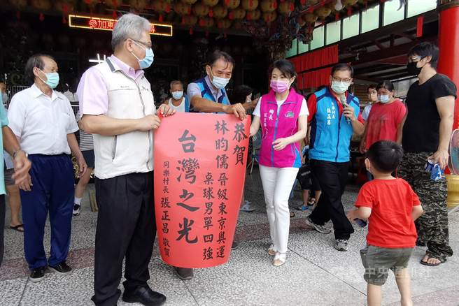 台湾桌球好手林昀儒28日在东京奥运桌球男单赛中晋级4强。捷报传出后，林昀儒宜兰老家张贴「台湾之光」红纸庆贺。(中央社)