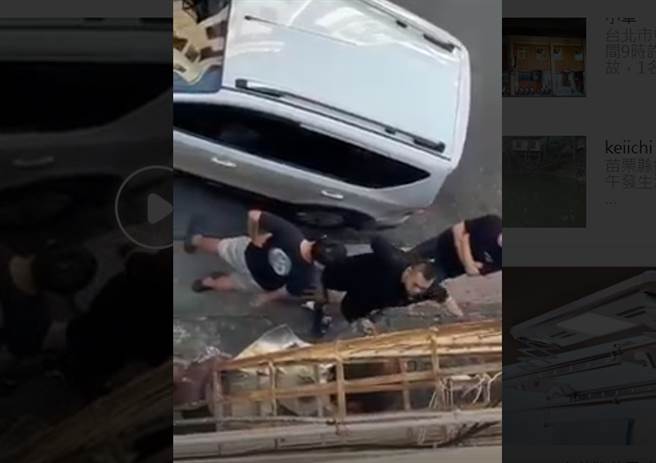 3名黑衣人疑车子停门口被念不爽，其中一名头男竟动手甩屋主阿伯2巴掌。（图／翻摄自画面）