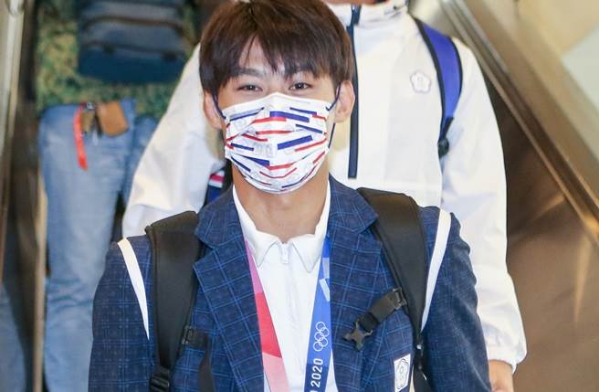 「柔道男神」杨勇纬今日搭机返回台湾，成为全场焦点。（陈麒全摄）