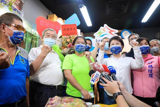 台中市长卢秀燕今天佩戴王星皓家人特制的加油口罩与立委杨琼璎、运动局长李昱叡等人，于王星皓潭子亲友家中一同加油打气。（台中市政府提供）