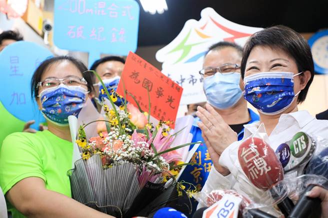 今日赛后，卢秀燕也向王妈妈勉励、致谢，并送上花束及贺礼，期许王星皓日后继续创造佳绩，为2024巴黎奥运努力。（台中市政府提供）