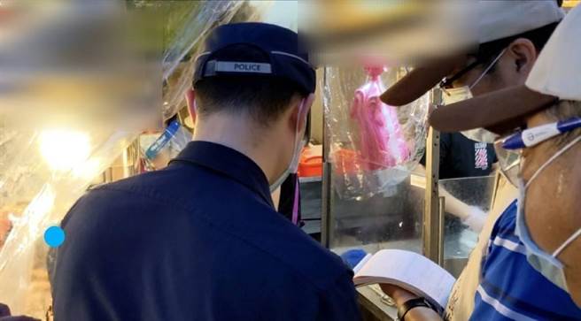 摊贩未落实双罩一套，经稽查人员劝导仍不理会，遭开罚。（基隆市政府提供／陈彩玲基隆传真）