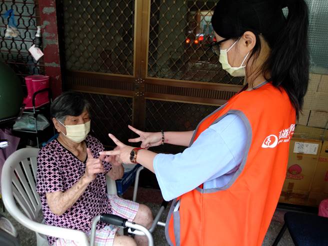 长辈一句「要常常来看我」，触动不少照服员的心，本土疫情爆发以来，弘道老人福利基金会除增加电话关怀频率外，也到宅送防疫物资包，让长辈真实感受关爱。（谢佳潾摄）