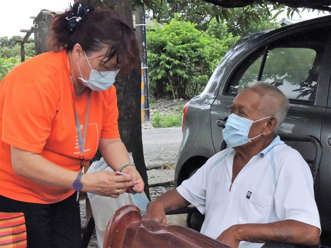 长辈一句「要常常来看我」，触动不少照服员的心，本土疫情爆发以来，弘道老人福利基金会除增加电话关怀频率外，也到宅送防疫物资包，让长辈真实感受关爱。（谢佳潾摄）