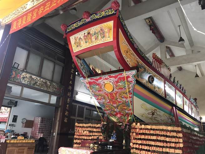 因疫情关系，琉球三隆宫经掷筊请示后，确定「辛丑正科琉球迎王」延至12月3日，而东港东隆宫、南州代天府则未有延期打算，一切照旧。（谢佳潾摄）