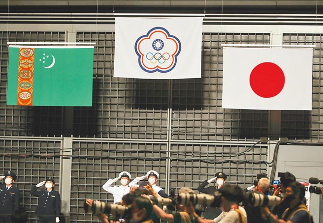 东京奥运女子举重59公斤级由中华队的郭婞淳拿到金牌，颁奖典礼时中华奥会会旗升起。（季志翔摄）