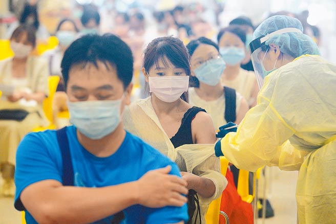 政府扶植國產疫苗的政策備受爭議，尚未開打，外交部就已迫不及待要把高端推銷給友邦。圖為國高中教師專案人員27日在北市花博接種站施打疫苗。（張鎧乙攝）
