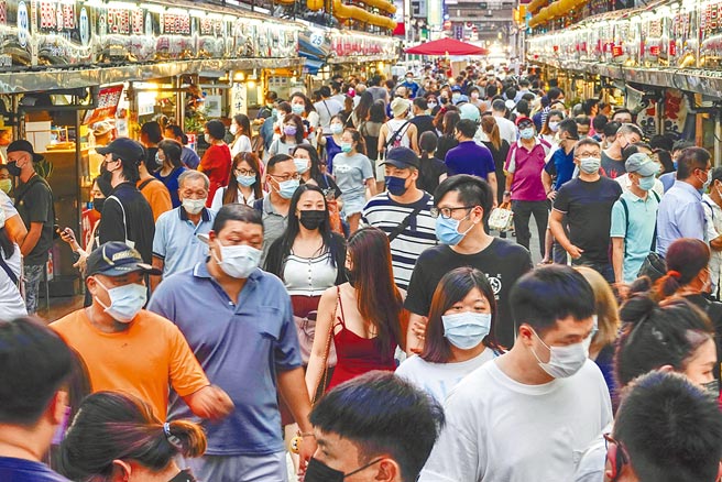 新冠疫情防疫标准27日起降为二级警戒，基隆市自5月19日开始实施三级警戒以来首度允许餐饮内用，知名庙口夜市27日傍晚开始涌现大量人潮，整个夜市街区人山人海。（黄子明摄）