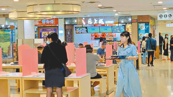 行政院顧問認為，為避免增加疫情傳播，振興券應提升數位券的使用率。圖為疫情警戒降級首日中午用餐時間，高雄龍頭百貨漢神巨蛋湧現人潮。（柯宗緯攝）