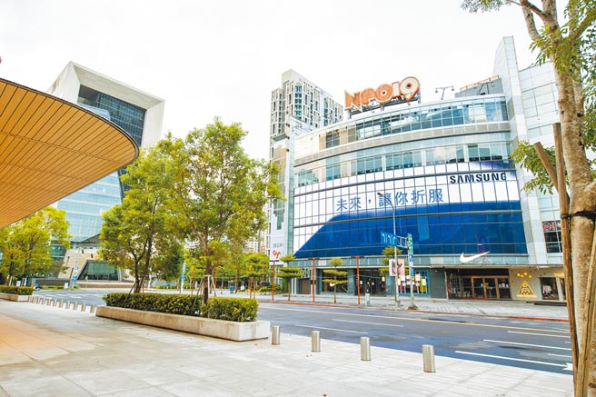 三星证实大尺寸机皇Note走入歷史，下半年将以折迭机Z系列上阵，抢在下月发表会前在台北市信义区苹果旗舰店正对面挂起巨幅广告，呛声意味浓厚。（三星提供）