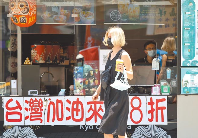 6月景氣燈號締造連5紅的成績，內需消費、勞動市場將能獲得改善。圖為一間飲料店，掛著台灣加油來店8折，吸引買氣。（陳俊吉攝）