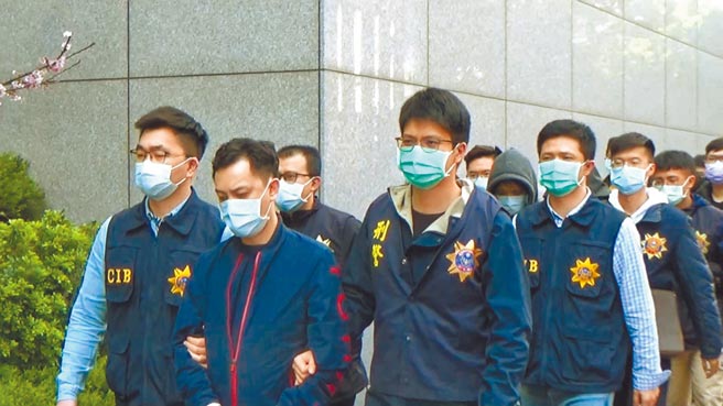 梁姓男子（左2）涉嫌出資、勾結機場倉儲員工和報關行等共犯，走私K他命先驅原料來台，被刑事局循線逮捕。（翻攝畫面／胡欣男台北傳真）