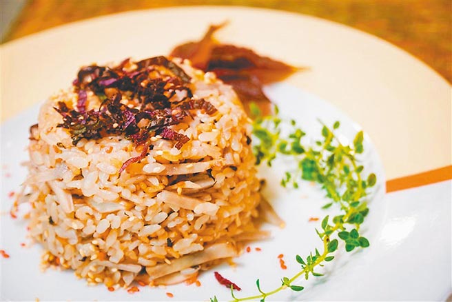 国际佛光会中华总会协助蔬食餐饮业者e化外，更号召全台500多个分会，发动全体会员踊跃向「蔬食地图」业者订餐，以具体消费行动力挺业界復甦，增加餐厅订单营收。（人间福报提供／林雅惠高雄传真）