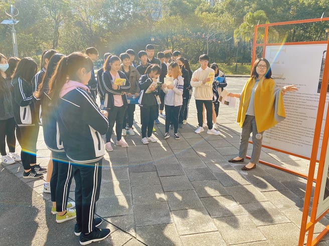 新北市三峡区北大高中与李梅树纪念馆合作推展梅树月巡迴活动。（新北市北大高中提供／蔡雯如新北传真）