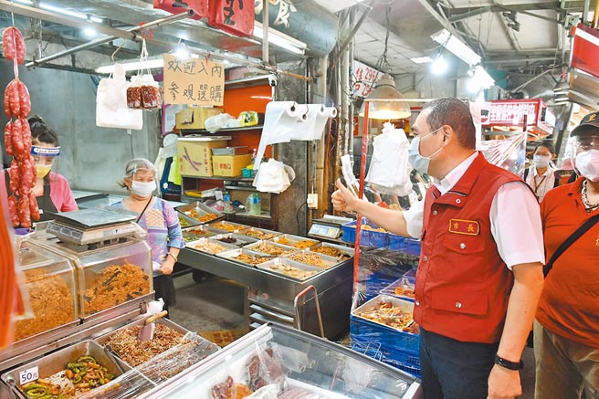 27日降級首日，新北市長侯友宜一早就到板橋湳興市場視察防疫情形。（新北市政府提供／王揚傑新北傳真）
