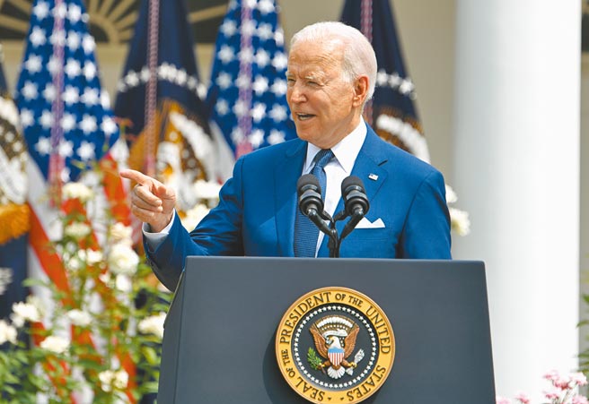 过去10年来，华府决策者一直关注让在美上市中资企业遵守美国上市公司会计监督委员会的规则。去年国会通过了一项法律，如果中国企业不遵守美国的审计标准，他们将被踢出美国交易所。图为美国总统拜登。（（中新社））