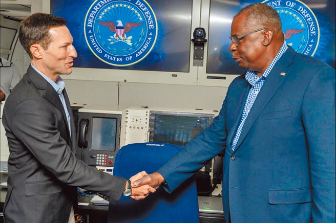 美國國防部長奧斯汀27日晚於新加坡由「國際戰略研究所」（IISS）舉辦的「富麗敦論壇」（Fullerton Lecture）發表演講。圖為美國國防部長奧斯汀25日乘軍機飛新加坡途中，在太平洋9千米上空，主持中國問題專家拉特納（Ely Ratner）宣誓就任國防部印太安全事務助理部長的儀式。（美國國防部官網）