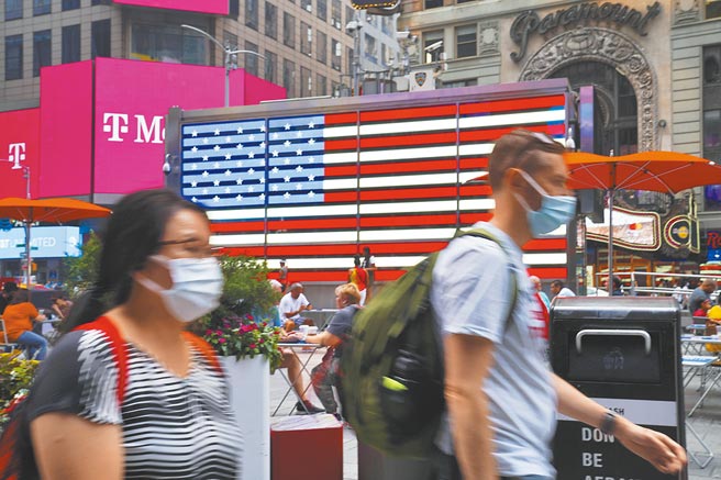 美国新冠疫情反弹，图为人们戴着口罩在纽约时报广场走动。华盛顿大学研究推估，美国实际染疫的人可能多达6500万人，将近总人口的五分之一。（新华社资料照片）