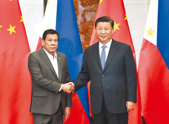 菲律宾总统杜特蒂（左）26日指出，中国从未参与南海仲裁，但质疑美菲支持仲裁案的主张是在煽动战争。图为大陆国家主席习近平（右）2019年在北京会见杜特蒂。（新华社）